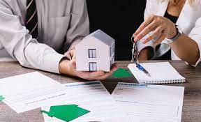 Les avantages et inconvénients de travailler pour une agence immobilière en tant qu’agent immobilier